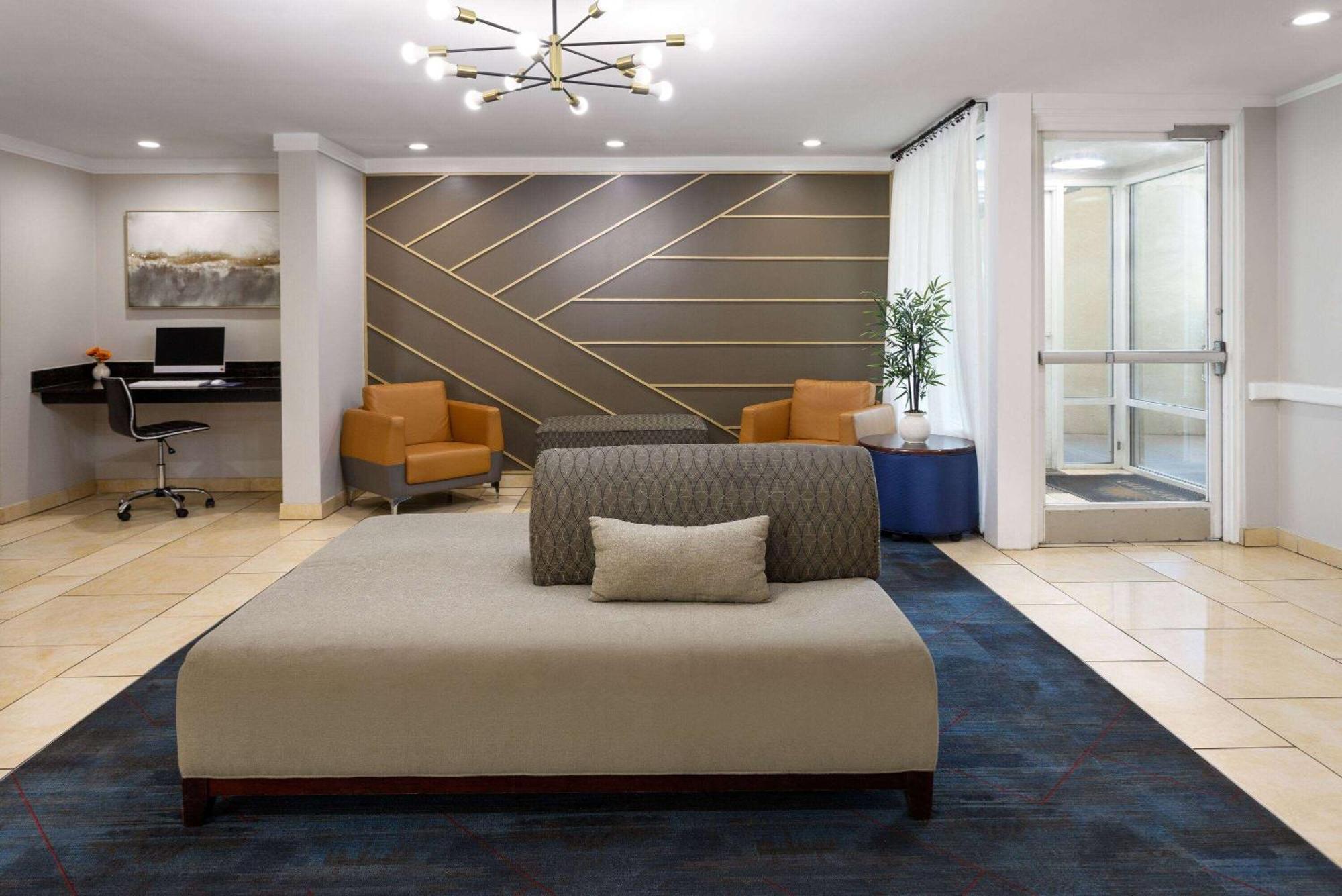 Days Inn By Wyndham Florence Near Civic Center Екстер'єр фото