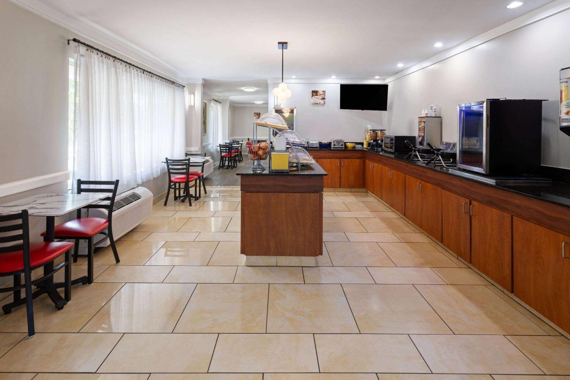 Days Inn By Wyndham Florence Near Civic Center Екстер'єр фото